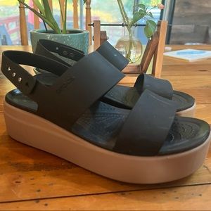 Crocs Brooklyn Low-Wedge Sandal